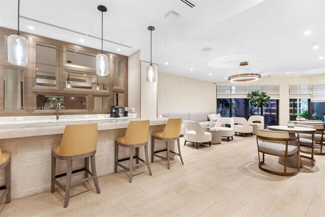 Foto del edificio - 10175 Collins Ave