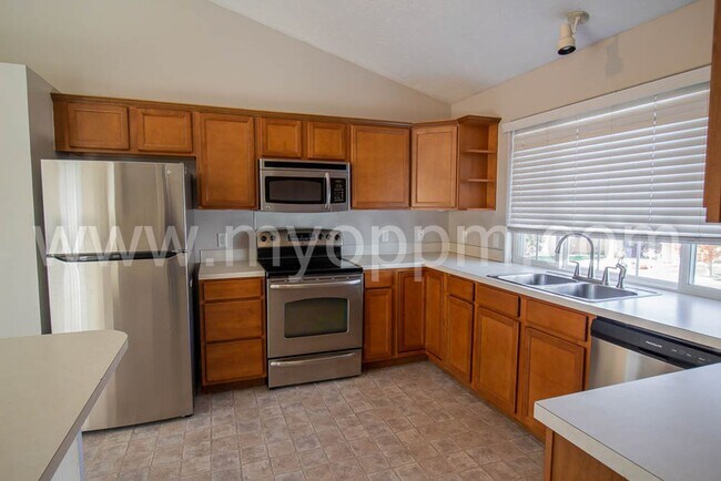 Foto del edificio - Spacious 3 Bedroom house at 168th and Maple