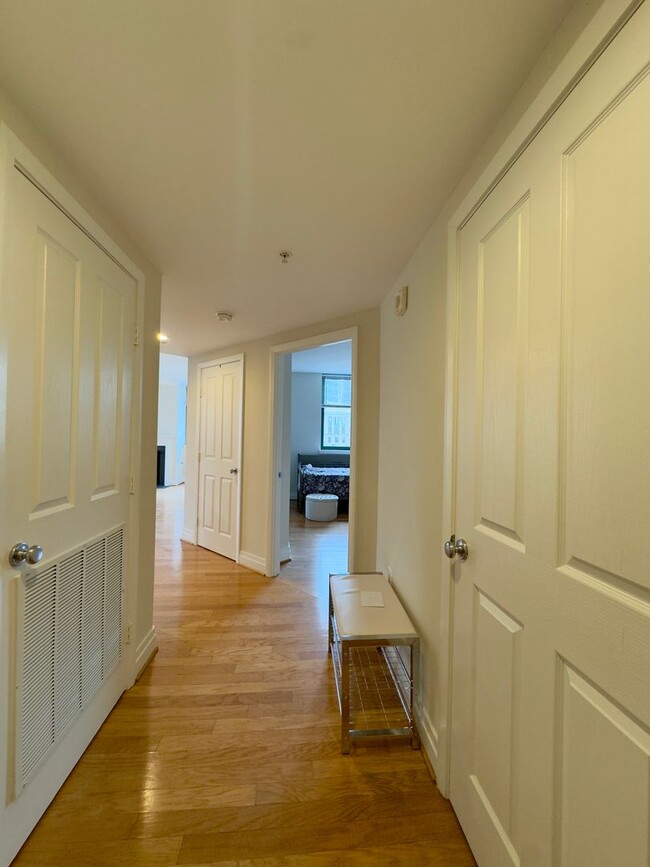 Building Photo - Spacious 2Beds/2baths Condo in the Heart o...