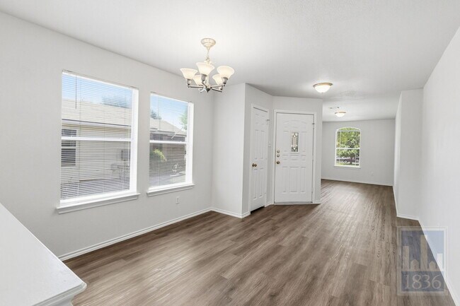 Foto del edificio - 228 Pearl Lake Dr