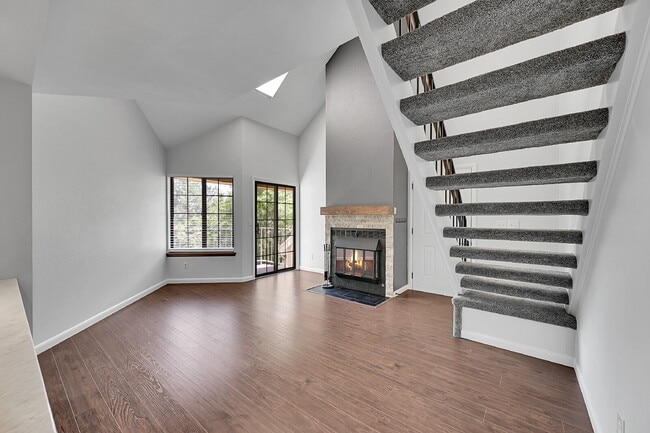 Foto del edificio - $2,195 - 1 Bed, 1 Bath Updated Lofted Cond...