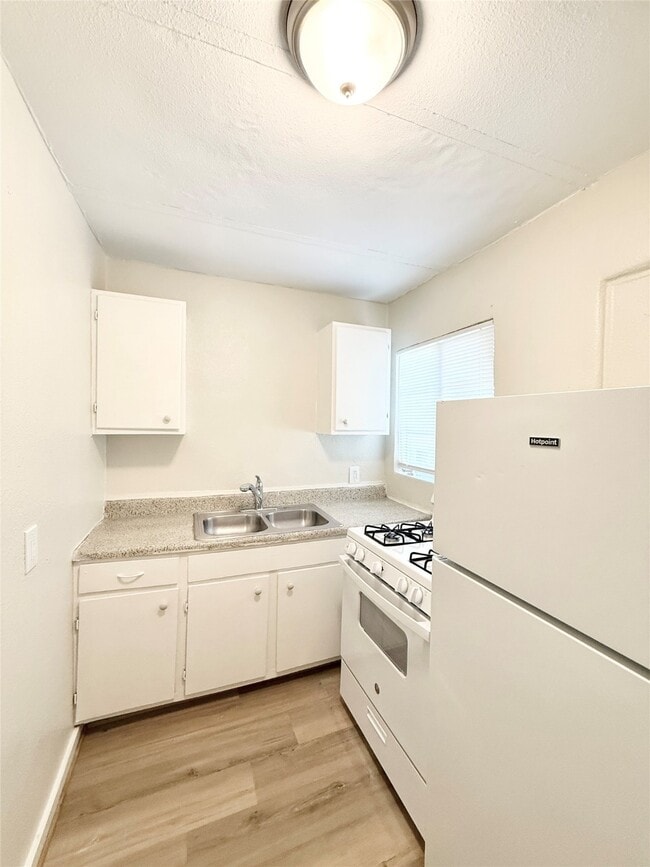 Building Photo - 2717 Hadley St