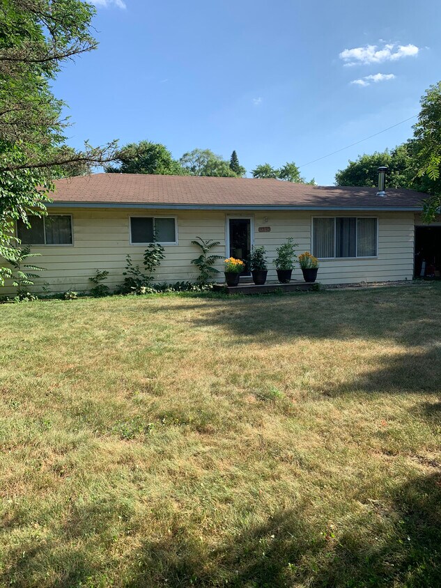 Foto principal - 9345 Echo St