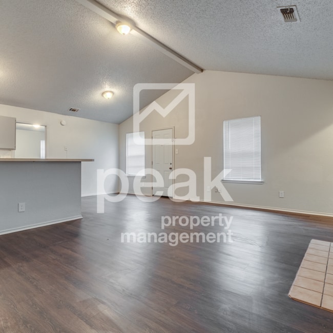 Building Photo - $1350! 2Bed/2Bath Updated Home!