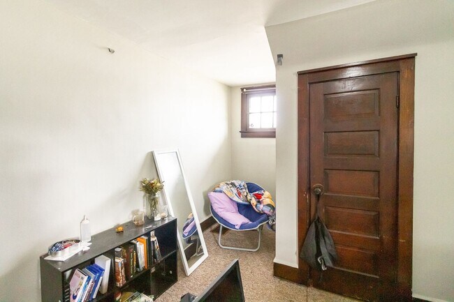 Building Photo - Close to Campus