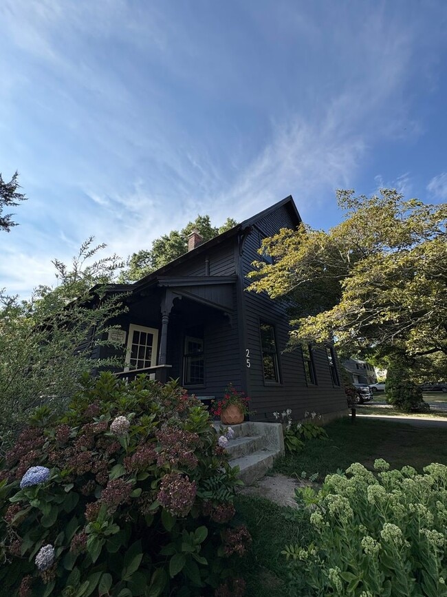 Foto del edificio - Cozy 3-Bedroom 1.5 -Bathroom Home with Fen...
