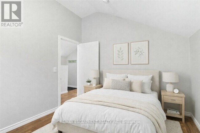 Building Photo - 2 Windsor St