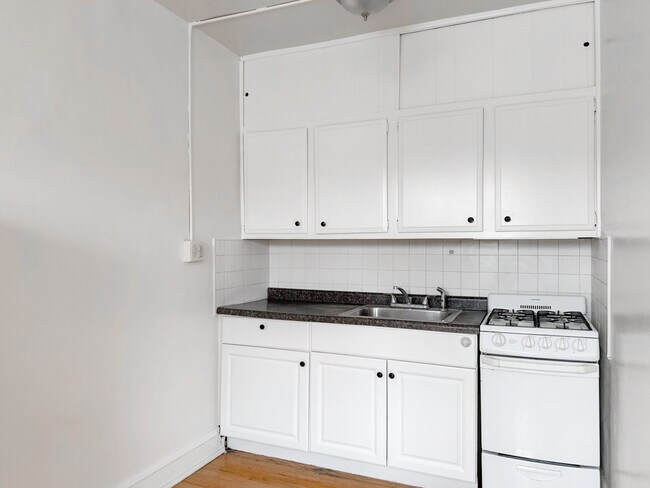 Foto del edificio - 245-1245 Elmwood Ave