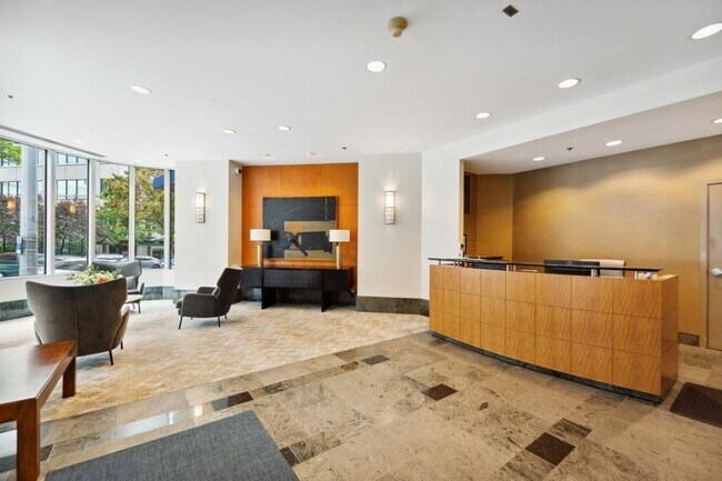 Foto del edificio - One Pacific Tower - 1 bedroom + den