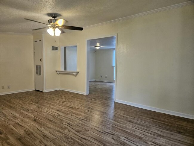 Foto del edificio - 7910 Carrie Ln