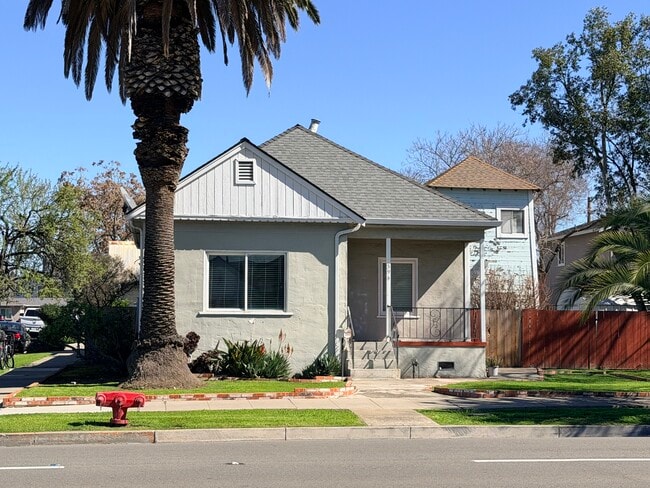 Building Photo - 394 N Livermore Ave