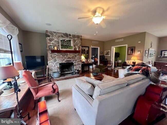 Foto del edificio - 2714 Windy Bush Rd