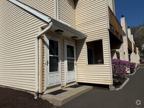 Building Photo - 8 Rose Ln