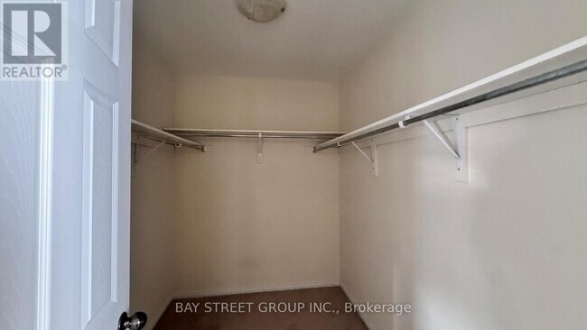 Photo du bâtiment - 8859 Dogwood Cres