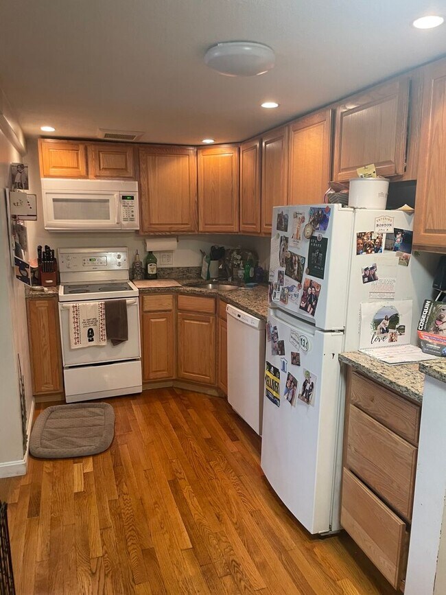 Building Photo - Huge 1 bedroom unit located next to the Gr...