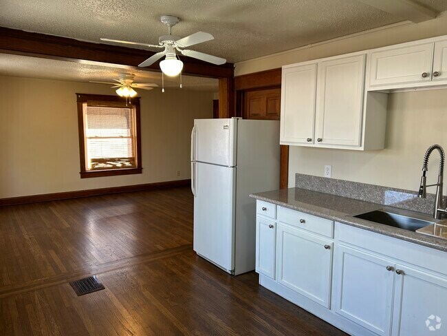 Building Photo - 3330 Gillham Rd