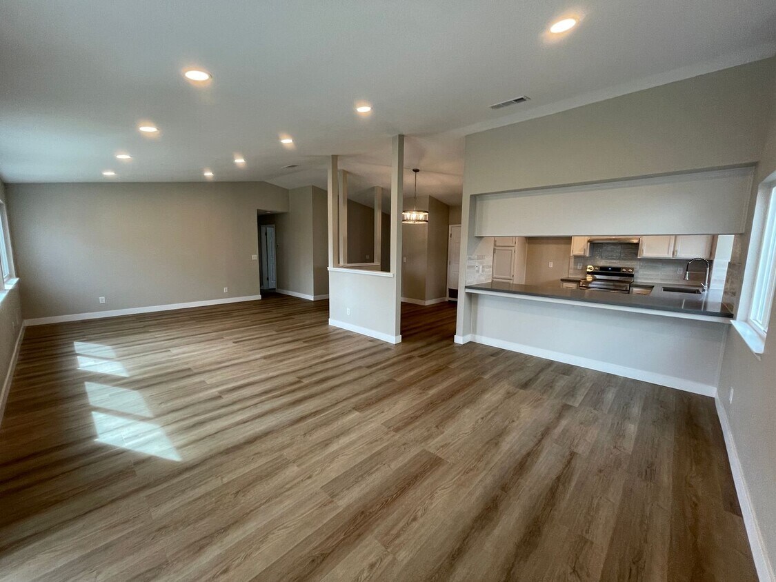 Foto principal - Beautiful Single Story Home Ready To Be Home!