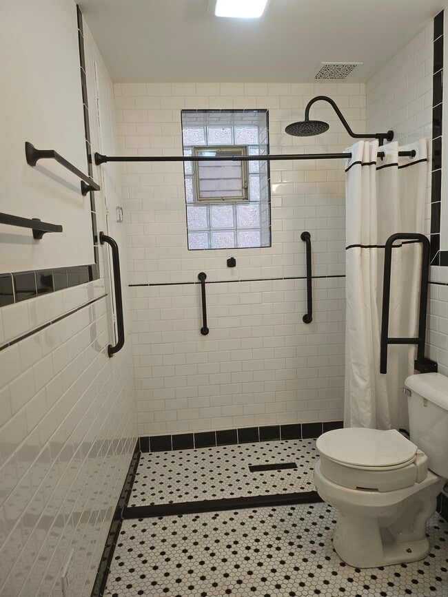 Baño - 2974 S Loomis St