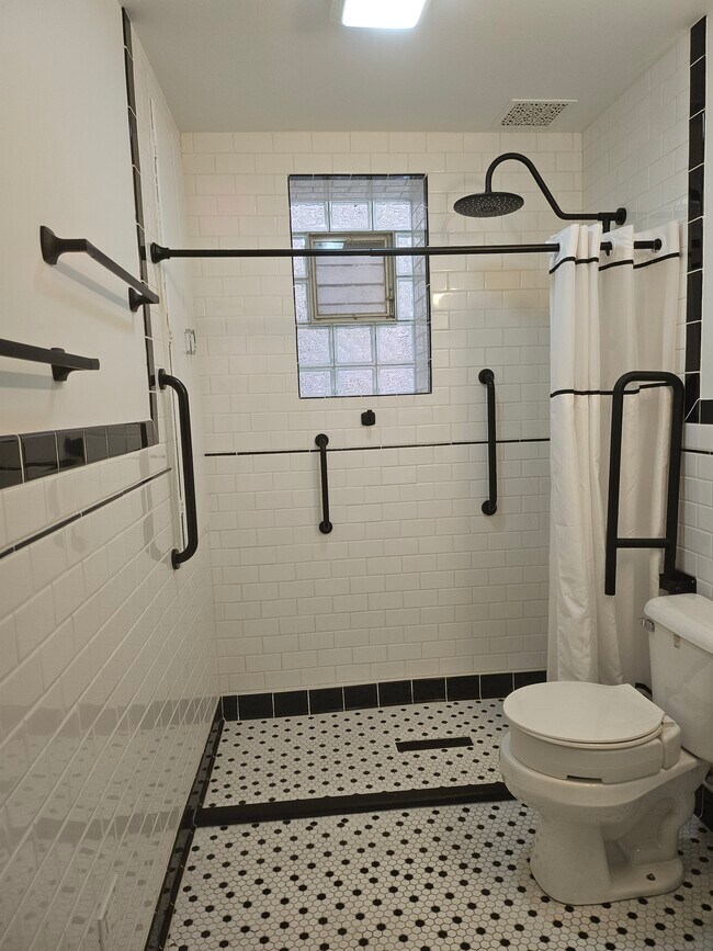Bathfoom - 2974 S Loomis St