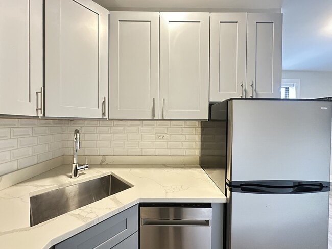 Building Photo - 503 W Belmont Ave