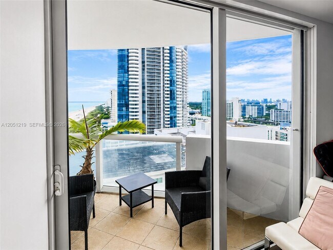 Foto del edificio - 6365 Collins Ave