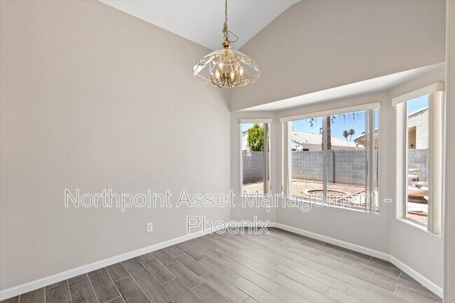 Foto del edificio - 525 N Val Vista Dr