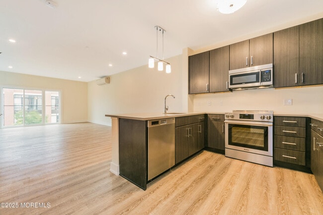 Building Photo - 700 Bangs Ave