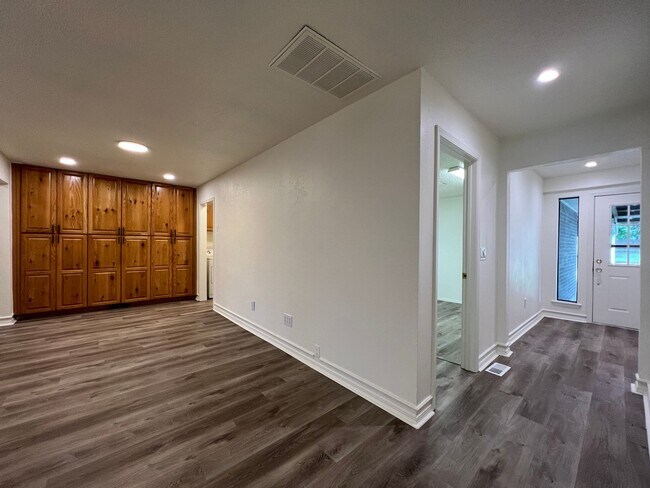 Building Photo - 3 Bedroom/2 Bathroom Home with Covered Pat...
