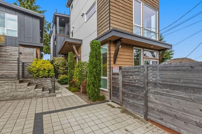 Building Photo - Hilltop Gem w/ AC and 360° Rooftop Views (1st Month Free)