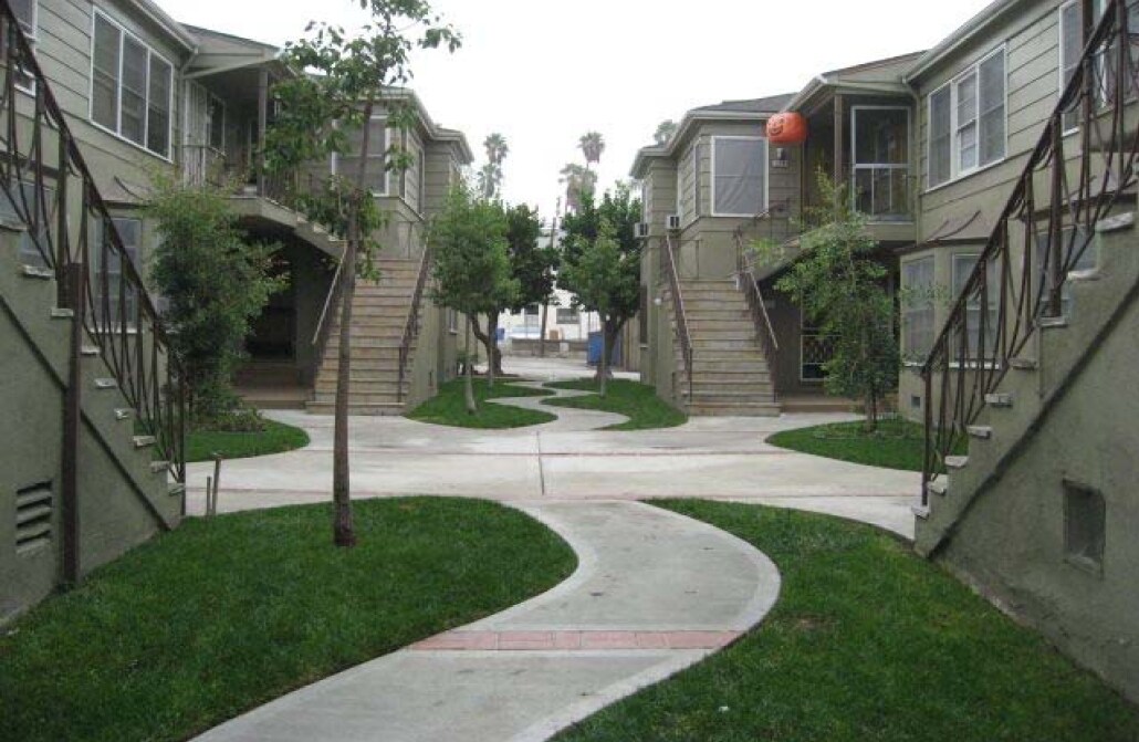 Foto del edificio - 1124-1132 S 1/2 Menlo Ave