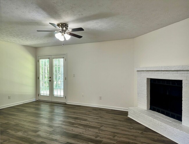 Building Photo - Updated 3 Bed/2 Bath Ranch Home on Quiet, ...