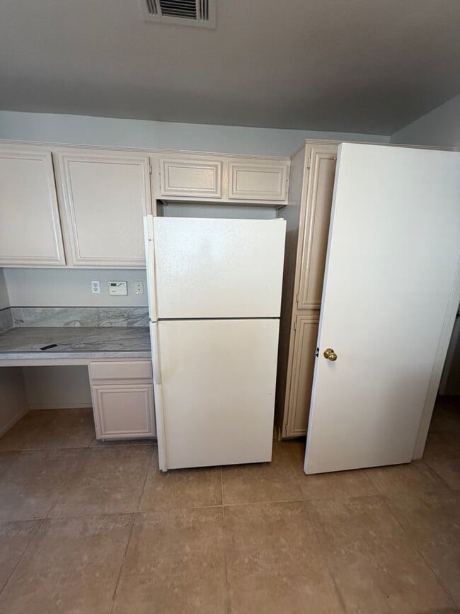 Building Photo - Corner lot townhome