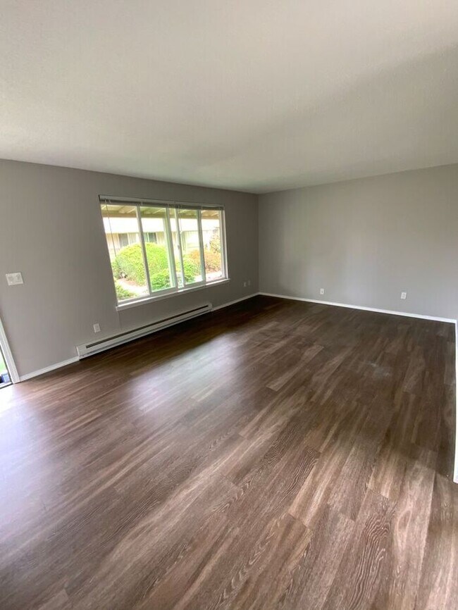 Foto del edificio - Mid Tacoma duplex 2bd 1 bath w/ 1 car garage