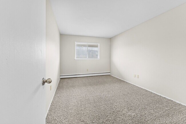 Foto del edificio - 23700 W Warren Ave