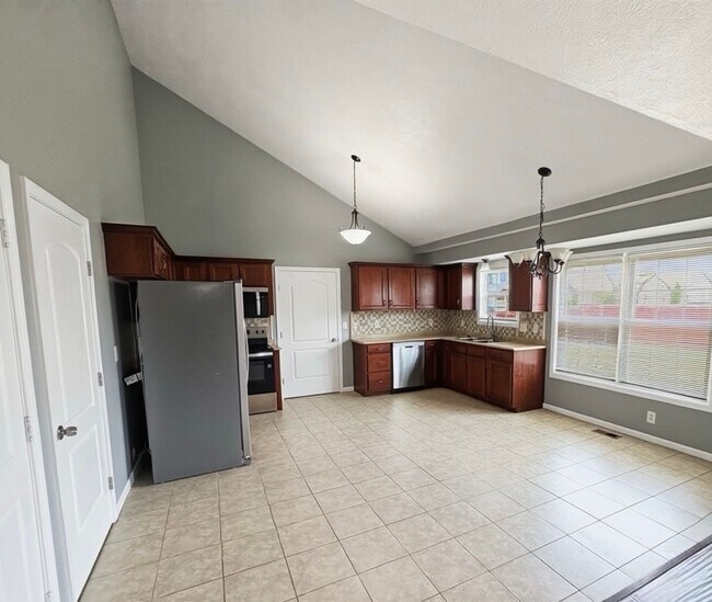Building Photo - Charming & Spacious Large Home with Bonus Room