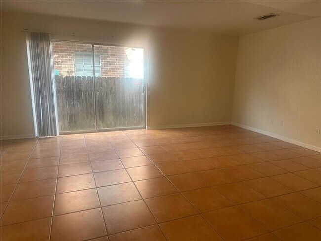 Building Photo - 2909 Lake Villa Dr