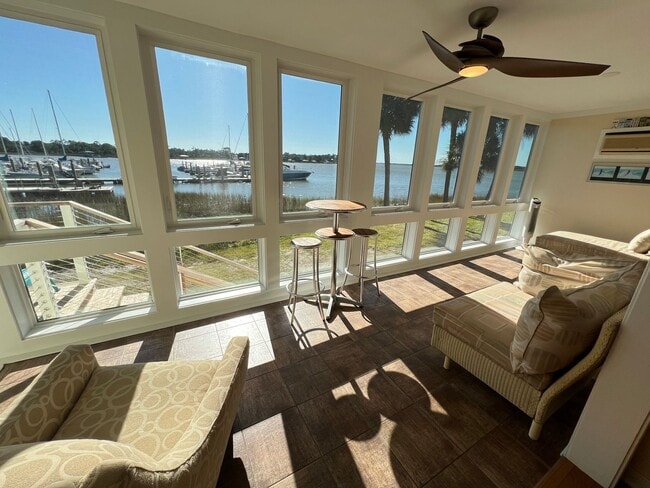 Foto del edificio - 2 Bedroom 2 Bath Furnished Condo in Marine...
