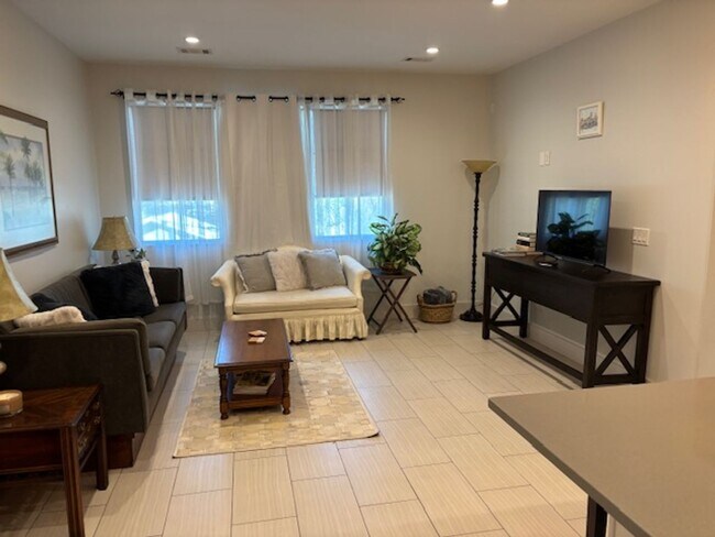 Foto del edificio - 2-bedroom 1 bath garage apartment with a garage parking space!!