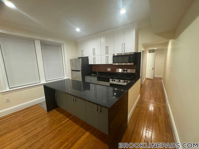 Building Photo - 73 Thatcher St