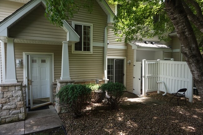 Building Photo - 612 Willoughby Way W