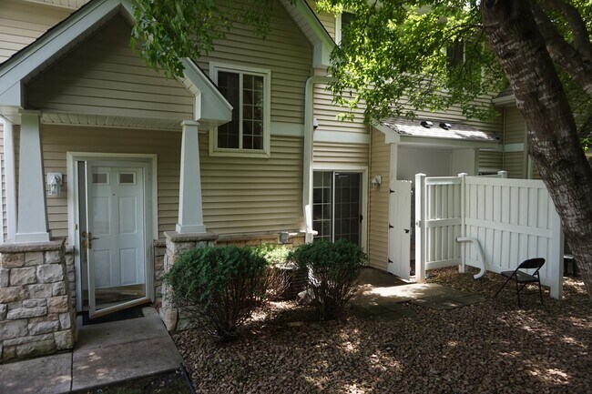 Foto del edificio - 612 Willoughby Way W