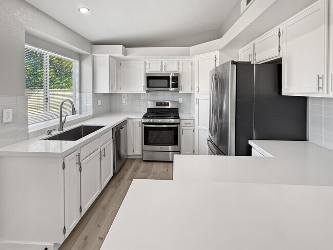 Foto del edificio - 69736 Cypress Rd