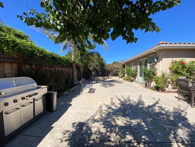 Foto del edificio - Gorgeous, Luxury and Furnished 3 bed 3 bat...