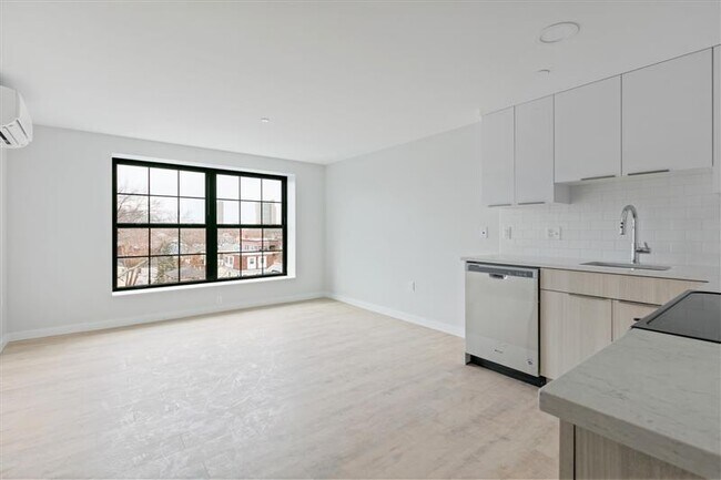 Building Photo - 10 Soden St