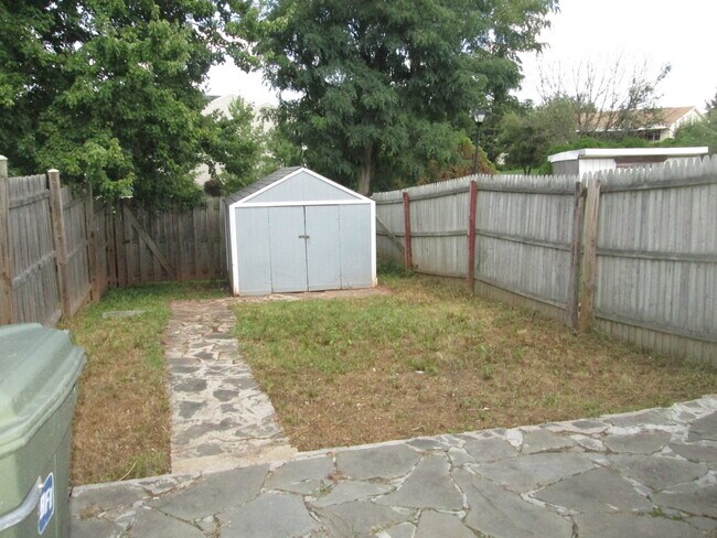 Building Photo - 533 Daisy Dr