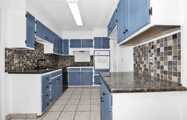 Foto del edificio - 5815 Permastone Lake Rd