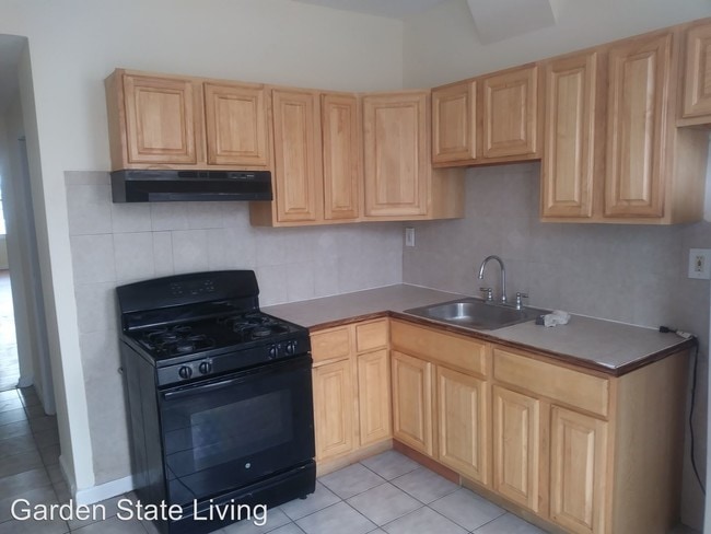 Building Photo - 5 br, 1 bath Apartment - 144 Columbia Avenue