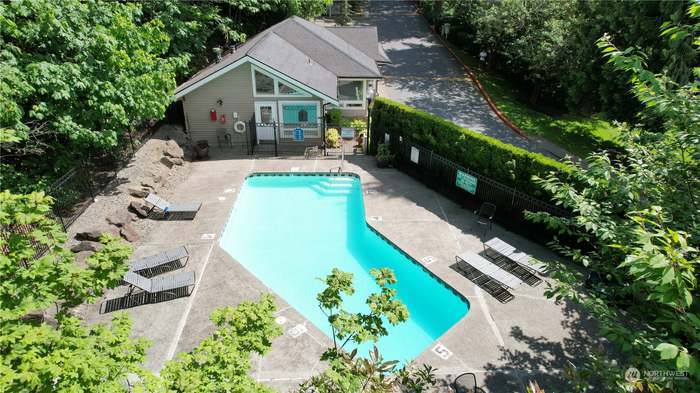 Outdoor pool - 16101 Bothell Everett Hwy