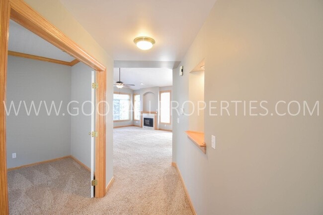 Building Photo - 2 Bedroom 2 bath Town Home in West Des Moines