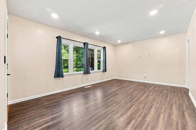 Building Photo - 2875 Orion Dr